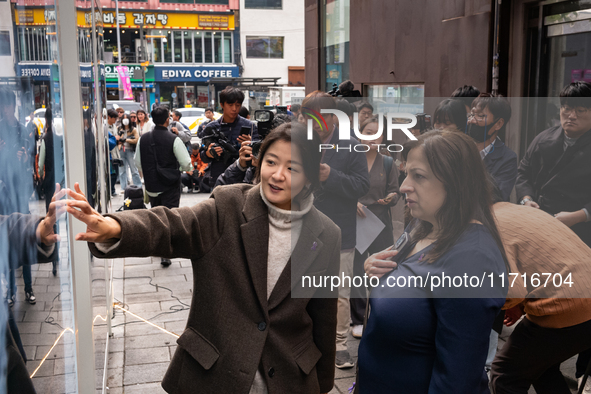 Artist Kwon Eun-bi introduces her work to Joanne Rached, the mother of foreign victim Grace Rached, at the opening ceremony of the new 10.29...