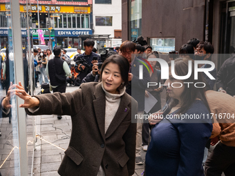 Artist Kwon Eun-bi introduces her work to Joanne Rached, the mother of foreign victim Grace Rached, at the opening ceremony of the new 10.29...