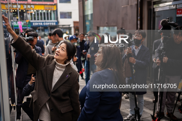 Artist Kwon Eun-bi introduces her work to Joanne Rached, the mother of foreign victim Grace Rached, at the opening ceremony of the new 10.29...