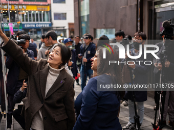 Artist Kwon Eun-bi introduces her work to Joanne Rached, the mother of foreign victim Grace Rached, at the opening ceremony of the new 10.29...