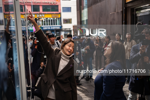 Artist Kwon Eun-bi introduces her work to Joanne Rached, the mother of foreign victim Grace Rached, at the opening ceremony of the new 10.29...