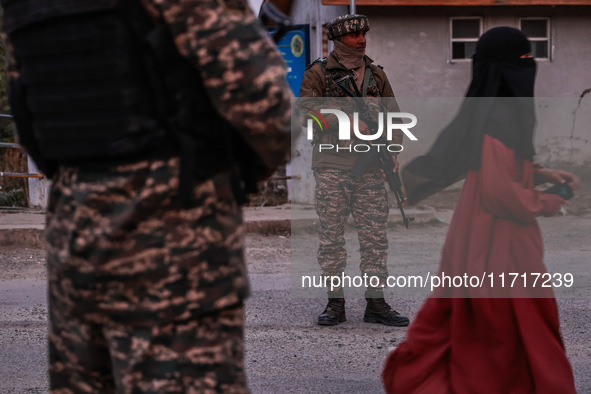 Indian soldiers stand alert while frisking vehicles and suspected persons in Baramulla, Jammu and Kashmir, India, on October 28, 2024. In th...