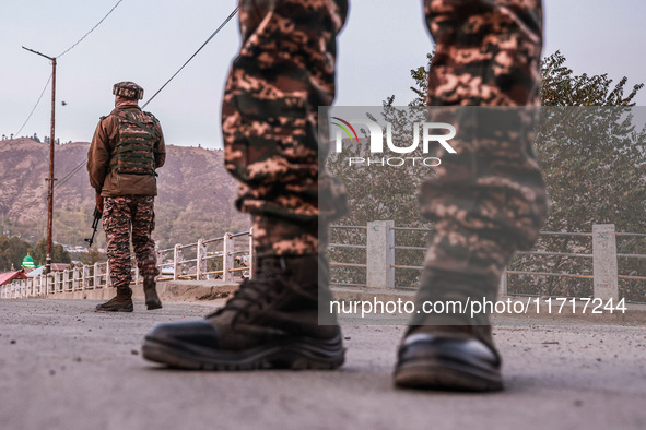 Indian soldiers stand alert while frisking vehicles and suspected persons in Baramulla, Jammu and Kashmir, India, on October 28, 2024. In th...