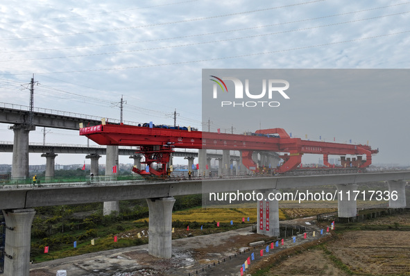 The final hole of the box girder of the Nanchang-Jiujiang High-speed Railway's Nanchang East to Hejia Line is successfully installed in Nanc...