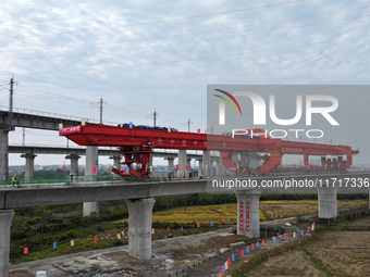 The final hole of the box girder of the Nanchang-Jiujiang High-speed Railway's Nanchang East to Hejia Line is successfully installed in Nanc...