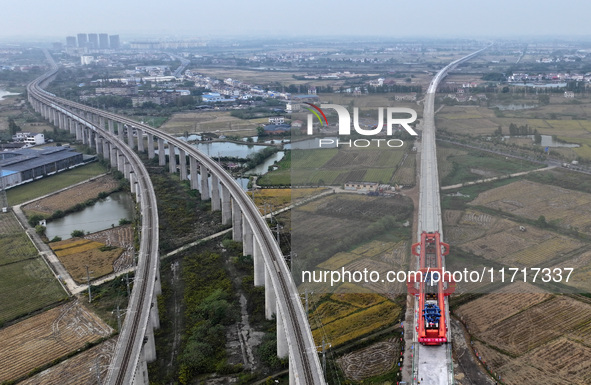 The final hole of the box girder of the Nanchang-Jiujiang High-speed Railway's Nanchang East to Hejia Line is successfully installed in Nanc...