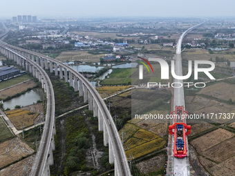 The final hole of the box girder of the Nanchang-Jiujiang High-speed Railway's Nanchang East to Hejia Line is successfully installed in Nanc...