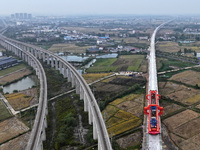 The final hole of the box girder of the Nanchang-Jiujiang High-speed Railway's Nanchang East to Hejia Line is successfully installed in Nanc...