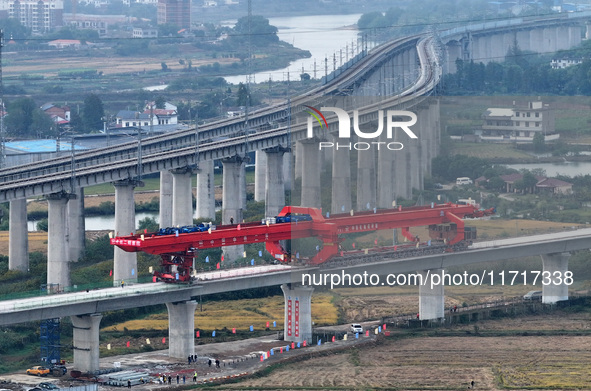 The final hole of the box girder of the Nanchang-Jiujiang High-speed Railway's Nanchang East to Hejia Line is successfully installed in Nanc...