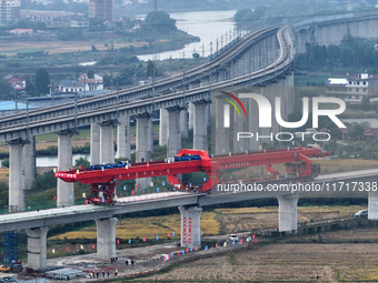 The final hole of the box girder of the Nanchang-Jiujiang High-speed Railway's Nanchang East to Hejia Line is successfully installed in Nanc...