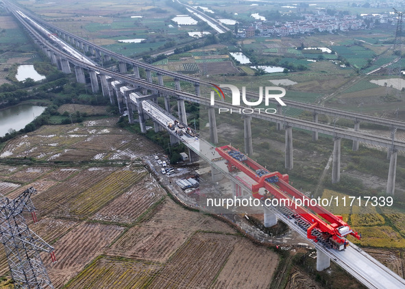 The final hole of the box girder of the Nanchang-Jiujiang High-speed Railway's Nanchang East to Hejia Line is successfully installed in Nanc...