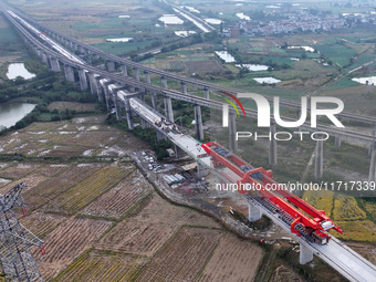 The final hole of the box girder of the Nanchang-Jiujiang High-speed Railway's Nanchang East to Hejia Line is successfully installed in Nanc...