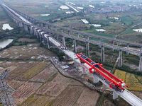 The final hole of the box girder of the Nanchang-Jiujiang High-speed Railway's Nanchang East to Hejia Line is successfully installed in Nanc...