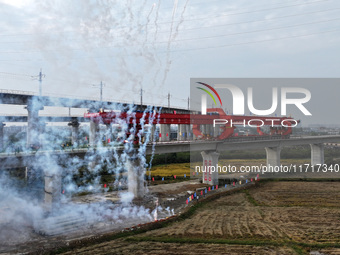 The final hole of the box girder of the Nanchang-Jiujiang High-speed Railway's Nanchang East to Hejia Line is successfully installed in Nanc...