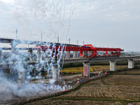 The final hole of the box girder of the Nanchang-Jiujiang High-speed Railway's Nanchang East to Hejia Line is successfully installed in Nanc...