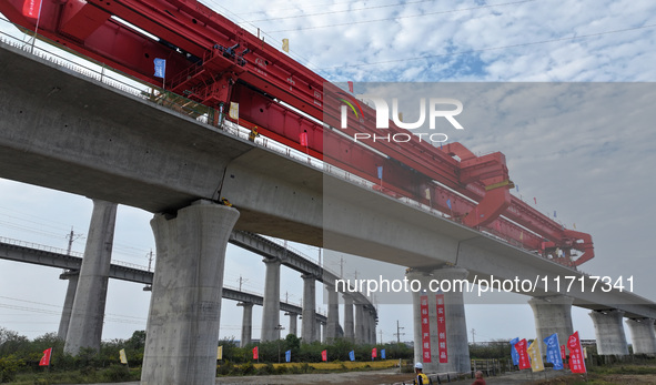 The final hole of the box girder of the Nanchang-Jiujiang High-speed Railway's Nanchang East to Hejia Line is successfully installed in Nanc...