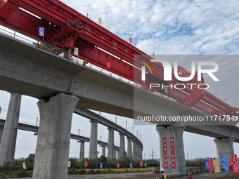 The final hole of the box girder of the Nanchang-Jiujiang High-speed Railway's Nanchang East to Hejia Line is successfully installed in Nanc...