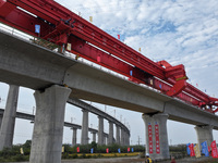 The final hole of the box girder of the Nanchang-Jiujiang High-speed Railway's Nanchang East to Hejia Line is successfully installed in Nanc...