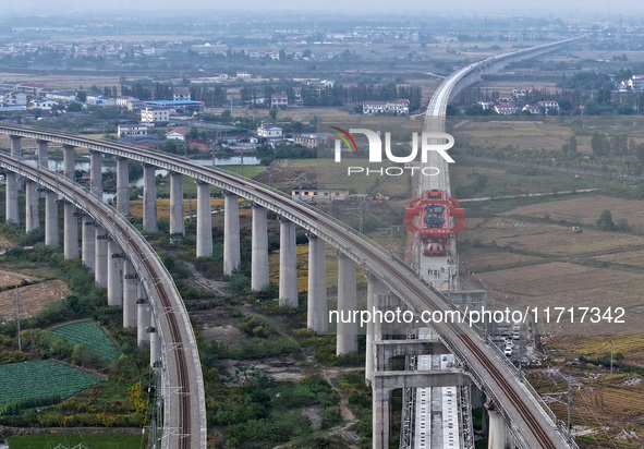 The final hole of the box girder of the Nanchang-Jiujiang High-speed Railway's Nanchang East to Hejia Line is successfully installed in Nanc...