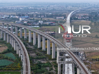 The final hole of the box girder of the Nanchang-Jiujiang High-speed Railway's Nanchang East to Hejia Line is successfully installed in Nanc...