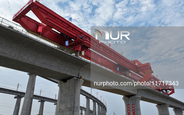 The final hole of the box girder of the Nanchang-Jiujiang High-speed Railway's Nanchang East to Hejia Line is successfully installed in Nanc...