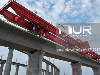 The final hole of the box girder of the Nanchang-Jiujiang High-speed Railway's Nanchang East to Hejia Line is successfully installed in Nanc...