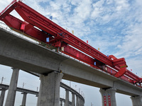 The final hole of the box girder of the Nanchang-Jiujiang High-speed Railway's Nanchang East to Hejia Line is successfully installed in Nanc...