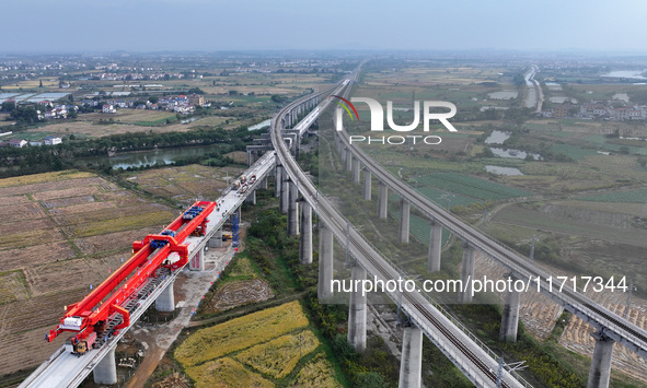 The final hole of the box girder of the Nanchang-Jiujiang High-speed Railway's Nanchang East to Hejia Line is successfully installed in Nanc...