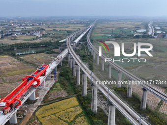 The final hole of the box girder of the Nanchang-Jiujiang High-speed Railway's Nanchang East to Hejia Line is successfully installed in Nanc...