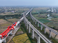 The final hole of the box girder of the Nanchang-Jiujiang High-speed Railway's Nanchang East to Hejia Line is successfully installed in Nanc...