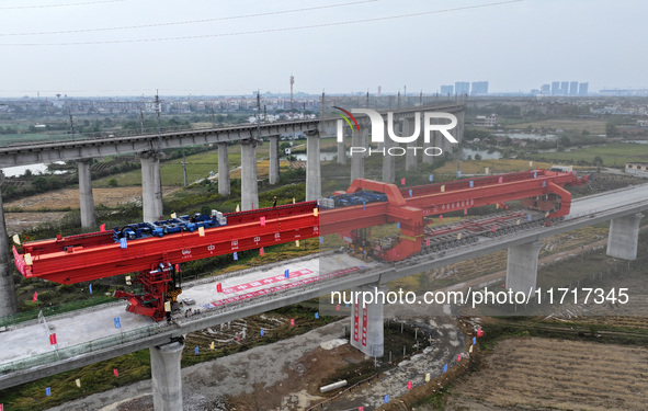 The final hole of the box girder of the Nanchang-Jiujiang High-speed Railway's Nanchang East to Hejia Line is successfully installed in Nanc...