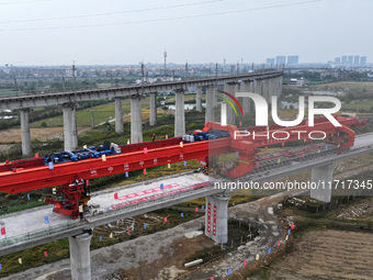 The final hole of the box girder of the Nanchang-Jiujiang High-speed Railway's Nanchang East to Hejia Line is successfully installed in Nanc...