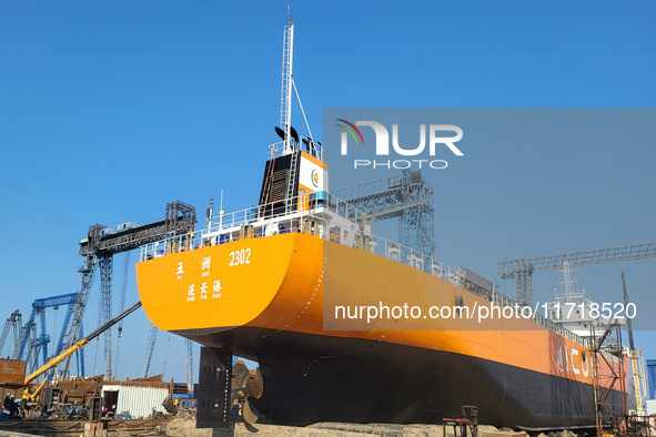 Workers produce ship hulls at Tuangang Community Shipbuilding base in Yanweigang town, Guanyun County, Lianyungang, China, on October 29, 20...