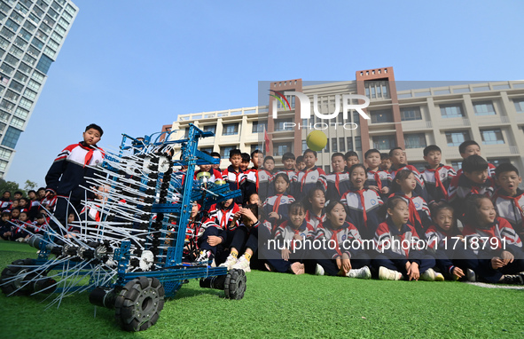 In Handan, China, on October 29, 2024, primary school students look at maker works in Handan, North China's Hebei province. 