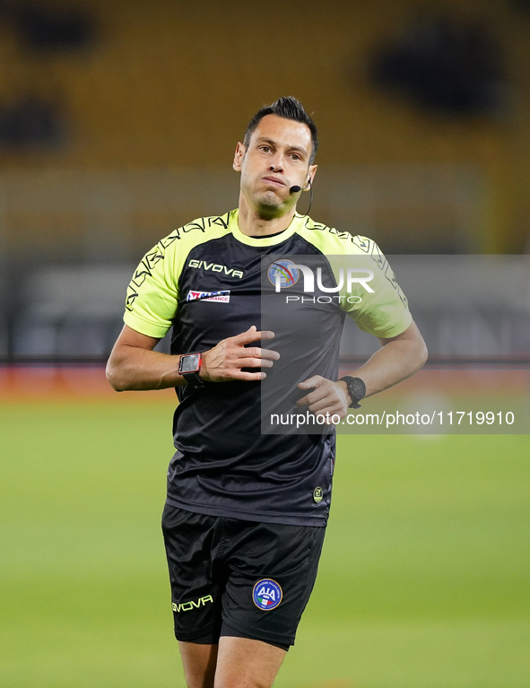 Referee Maurizio Mariani officiates the Serie A match between Lecce and Verona in Lecce, Italy, on October 29, 2024. 