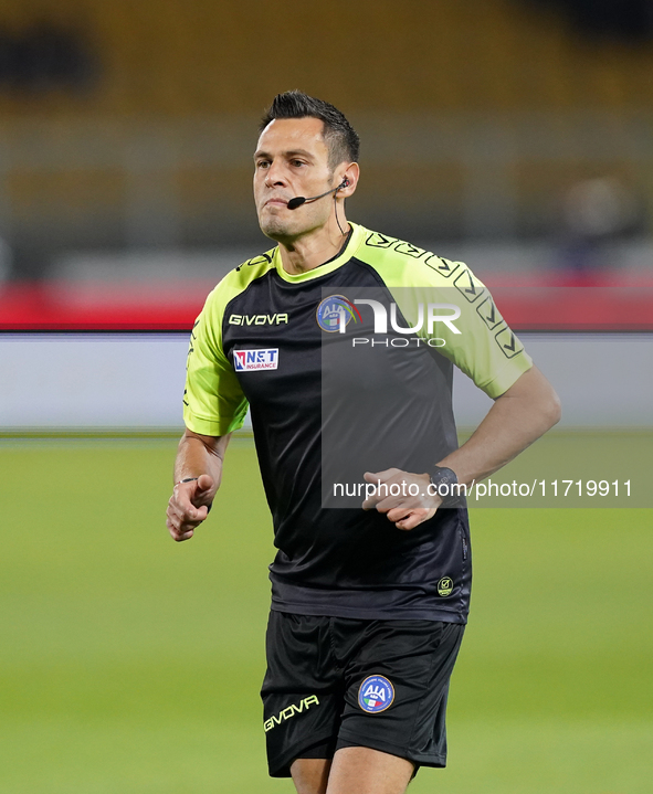 Referee Maurizio Mariani officiates the Serie A match between Lecce and Verona in Lecce, Italy, on October 29, 2024. 