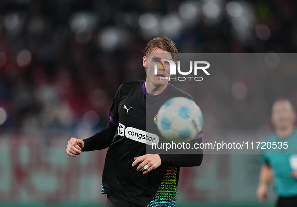 Eric Smith of FC St. Pauli looks on during the DFB Cup  Second Round match between RB Leipzig and FC St. Pauli at Red Bull arena, Leipzig, G...