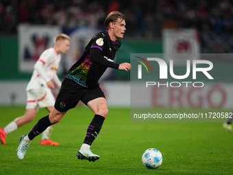 Eric Smith of FC St. Pauli controls the ball during the DFB Cup  Second Round match between RB Leipzig and FC St. Pauli at Red Bull arena, L...