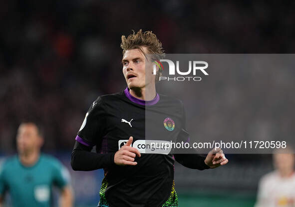 Eric Smith of FC St. Pauli looks on during the DFB Cup  Second Round match between RB Leipzig and FC St. Pauli at Red Bull arena, Leipzig, G...