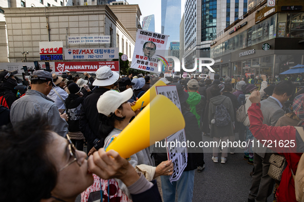 Hundreds of party members and supporters hold a protest demanding the resignation of leader Han Dong-hoon, alleging he takes an independent...