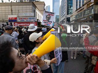 Hundreds of party members and supporters hold a protest demanding the resignation of leader Han Dong-hoon, alleging he takes an independent...