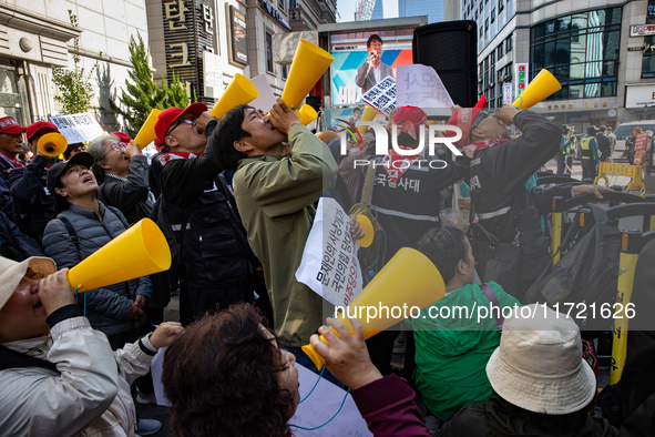 Hundreds of party members and supporters hold a protest demanding the resignation of leader Han Dong-hoon, alleging he takes an independent...