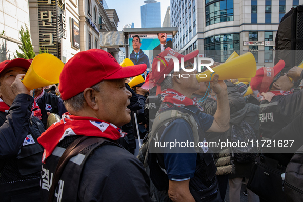 Hundreds of party members and supporters hold a protest demanding the resignation of leader Han Dong-hoon, alleging he takes an independent...