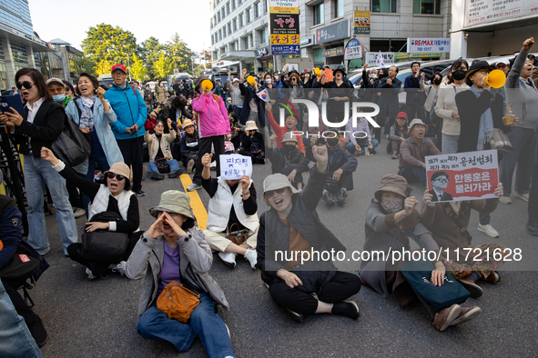 Hundreds of party members and supporters hold a protest demanding the resignation of leader Han Dong-hoon, alleging he takes an independent...