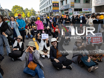 Hundreds of party members and supporters hold a protest demanding the resignation of leader Han Dong-hoon, alleging he takes an independent...