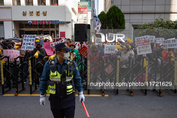 Hundreds of party members and supporters hold a protest demanding the resignation of leader Han Dong-hoon, alleging he takes an independent...