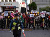 Hundreds of party members and supporters hold a protest demanding the resignation of leader Han Dong-hoon, alleging he takes an independent...