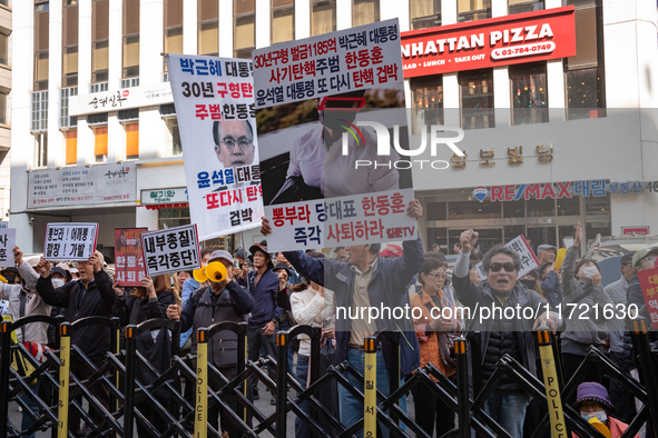 Hundreds of party members and supporters hold a protest demanding the resignation of leader Han Dong-hoon, alleging he takes an independent...