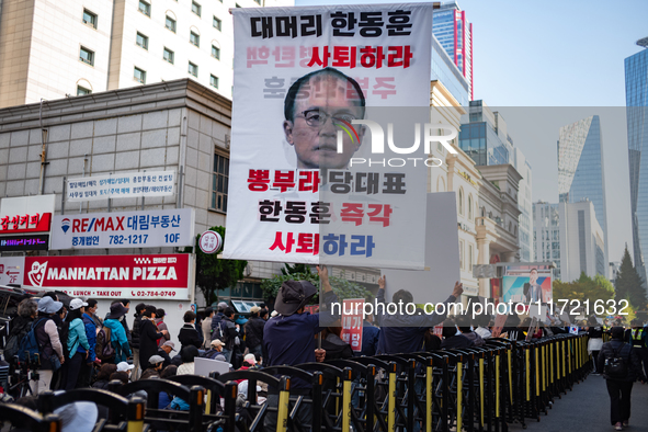 Hundreds of party members and supporters hold a protest demanding the resignation of leader Han Dong-hoon, alleging he takes an independent...