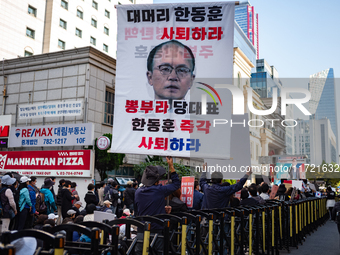 Hundreds of party members and supporters hold a protest demanding the resignation of leader Han Dong-hoon, alleging he takes an independent...